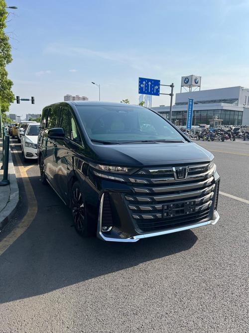 新款皇冠威尔法商务车(皇冠威尔法商务车图片)