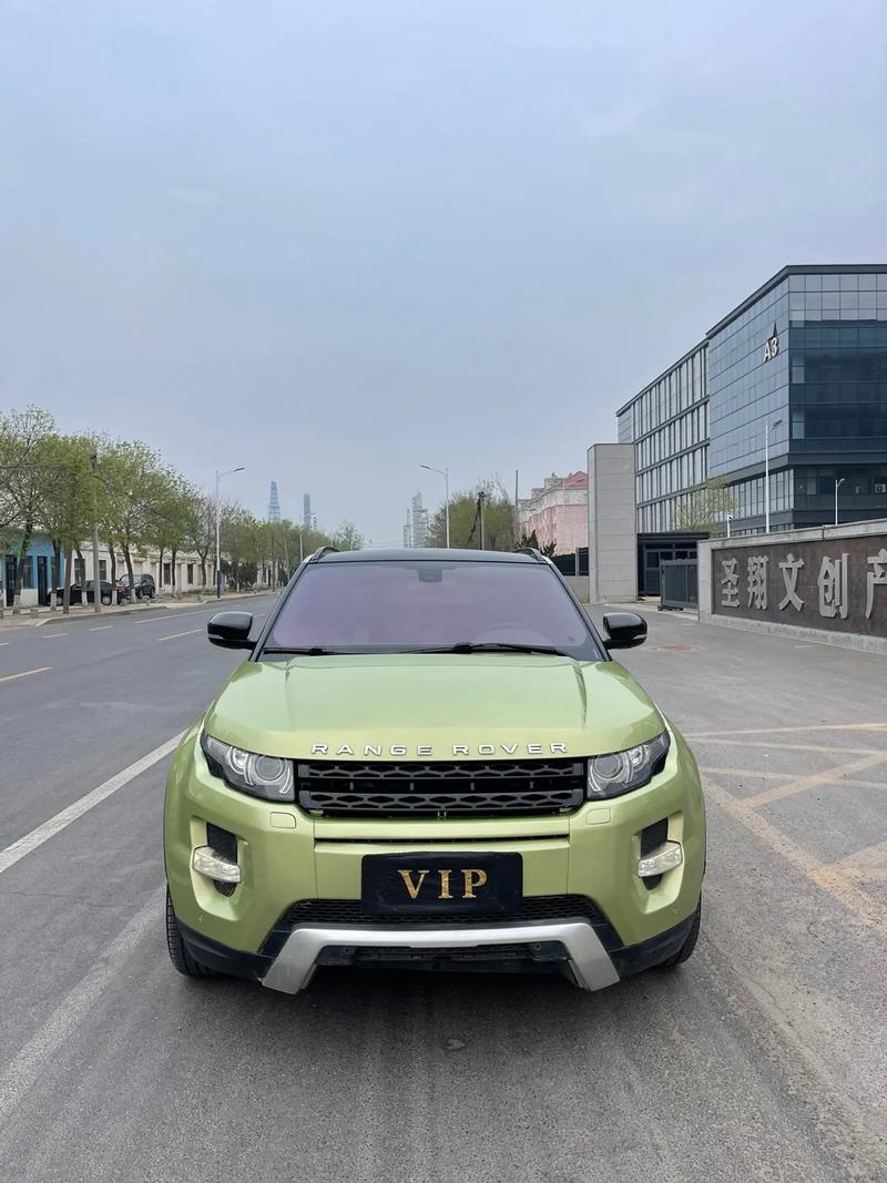 路虎揽胜极光墨绿色/路虎揽胜极光限量版紫色