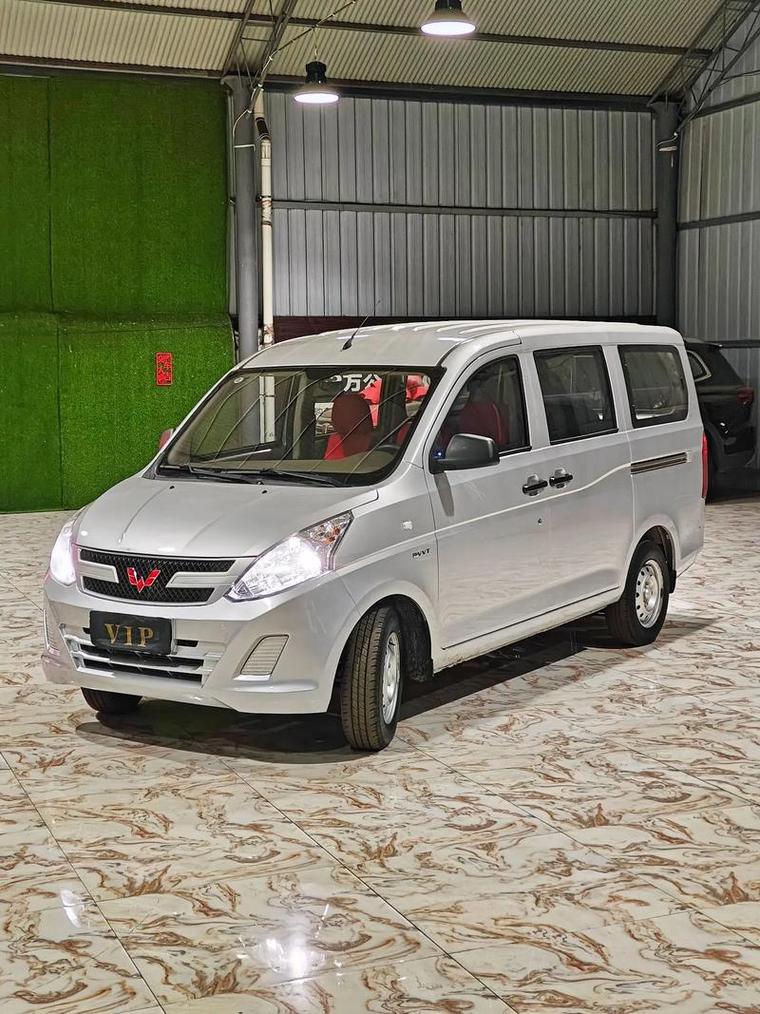 五菱宏光v和五菱荣光v有什么区别/五菱荣光v和五菱宏光v哪个性价比高